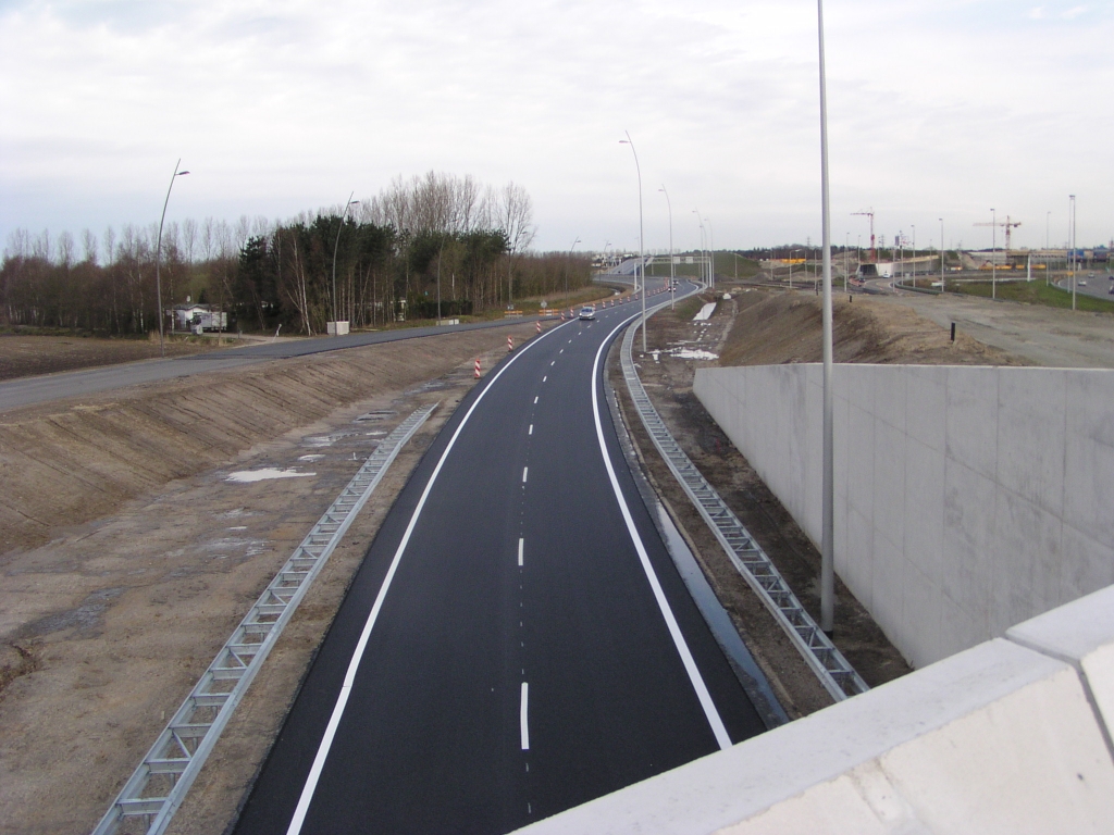 p3300003.jpg - Dubbelstrooks gaat het onder KW6 door. In de uiteindelijke situatie liggen er na de splitsing twee stroken op het talud links richting parallelbaan west, en nog maar 1 strook onder KW 6 door naar de hoofdrijbaan west.