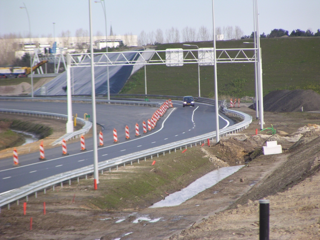 p3300004.jpg - De slinger gezien vanuit het zuiden. De oude boog is al bedolven onder een paar bergen puin. Het nut van de fasering is duidelijk: het rechts nog net zichtbare talud naar KW 6 kan nu worden aangesloten op het parallelbaan trace door Kp. Batadorp vanuit de richting Amsterdam.