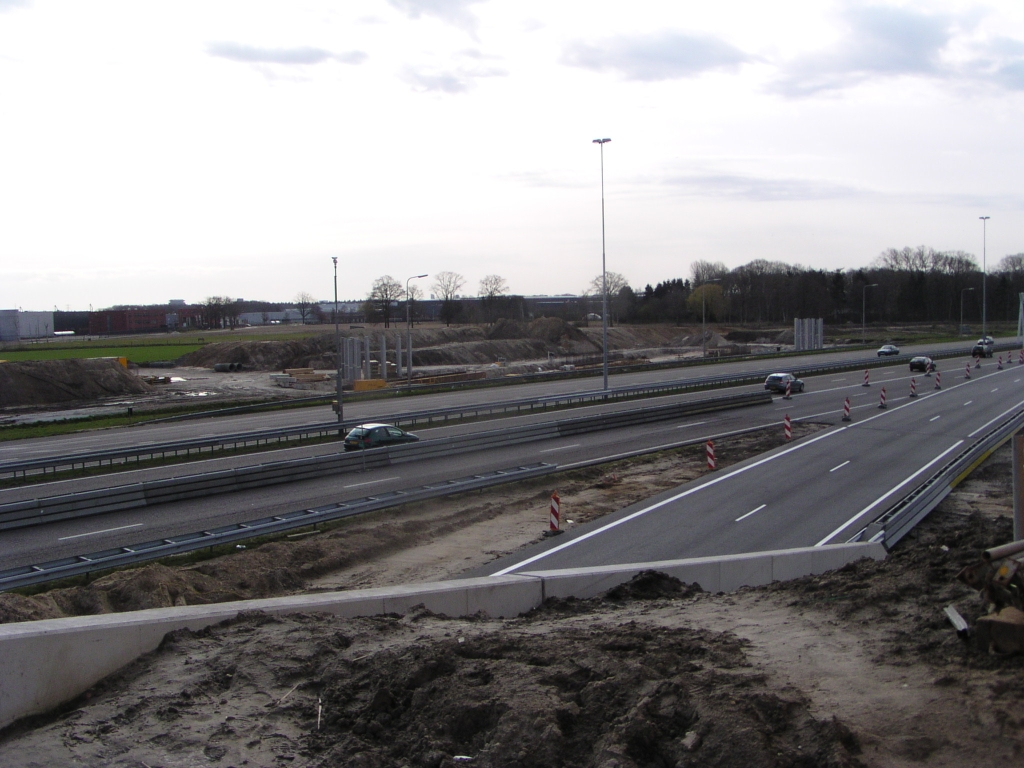 p3300006.jpg - KW 7 aan de overkant is nog lang niet zo ver. Het kan er niet identiek uit gaan zien als KW 6, omdat er twee rijstroken met vluchtstrook onderdoor zullen gaan.