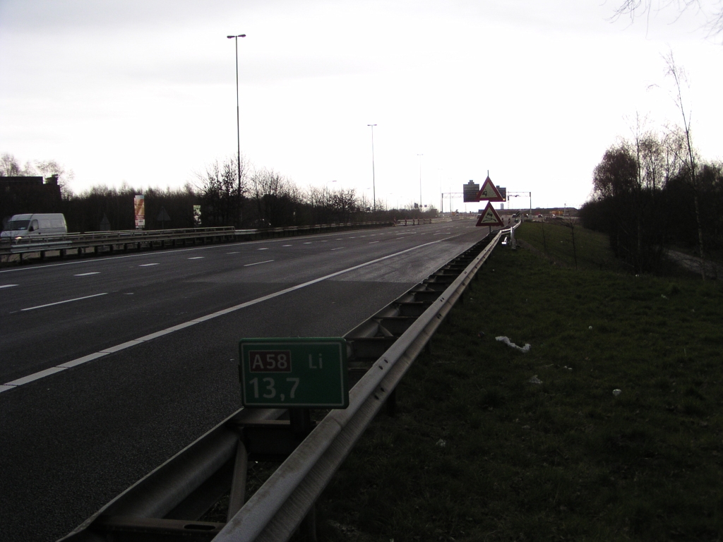 p3300023.jpg - Toch staan er nog rechtse pijlen op de weg.