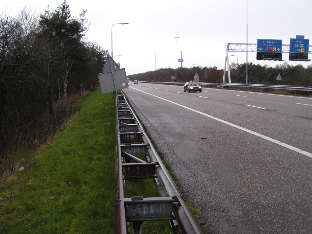 p3300041.jpg - De invoeger lijkt te zijn verdwenen. Vanaf de "driehoek", waar de toerit aankomt op de A58 (juist zichtbaar links naast het tweede voertuig) begint nu direct de onderbroken streep markering, waar vroeger nog  blokmarkering  lag. Het resultaat is dus een stukje 3-strooks A58.