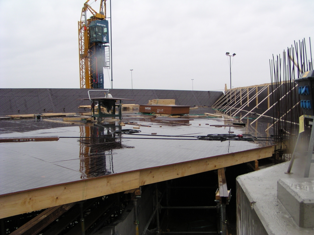 p3300047.jpg - Een hopelijk spatwatervaste zaagtafel op het betonplex op KW 33, waar de vorm van de opstaande schuine rand bekend voorkomt. Van  KW 6  misschien?