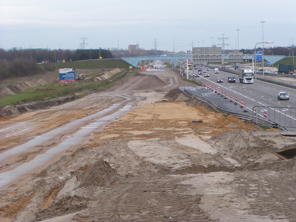 p3300068.jpg - Tussen KW 27 (high tech campus) en kp. de Hogt is wat doorsteekasfalt aangelegd. Wellicht dat dit een (linkse) uitvoeger naar de oude A67 rijbaan richting Antwerpen wordt, als in mei de parallelbaan noord tussen KW 28 (prof. Holstlaan) en KW 17 (Ulenpas) opengaat?  week 200740 