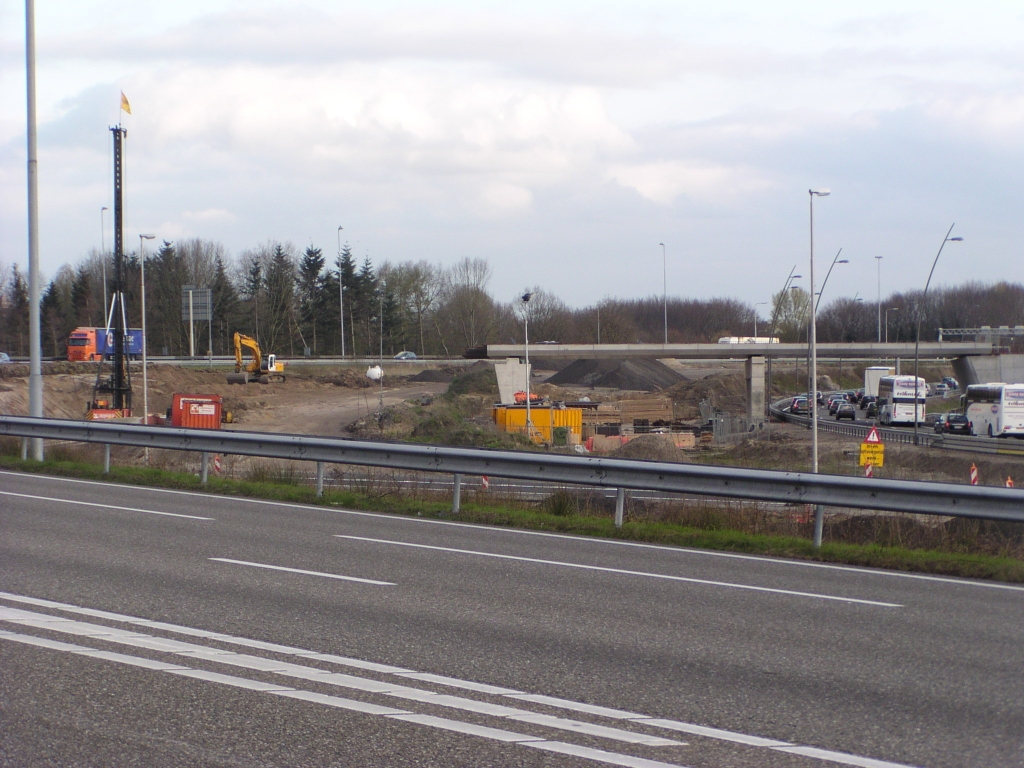 p4030009.jpg - Door verplaatsen van verkeer naar de parallelbaan west, drie weken geleden, kan verder worden gegaan met KW 10. De oude hoofdrijbaan is ter plekke gesloopt, en de heimachine staat al klaar.