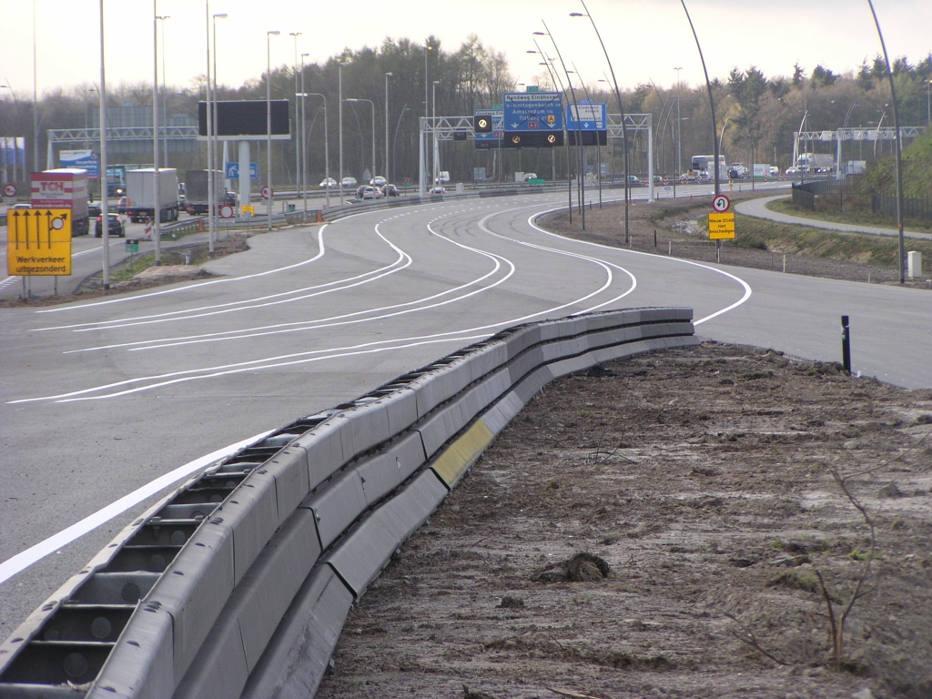 p4030011.jpg - Beginslinger van oude hoofdrijbaan naar nieuw stukje parallelbaan. De rechtse strook gaat, evanals voorheen, naadloos over van invoeger vanaf Strijp naar uitvoeger naar Airport.