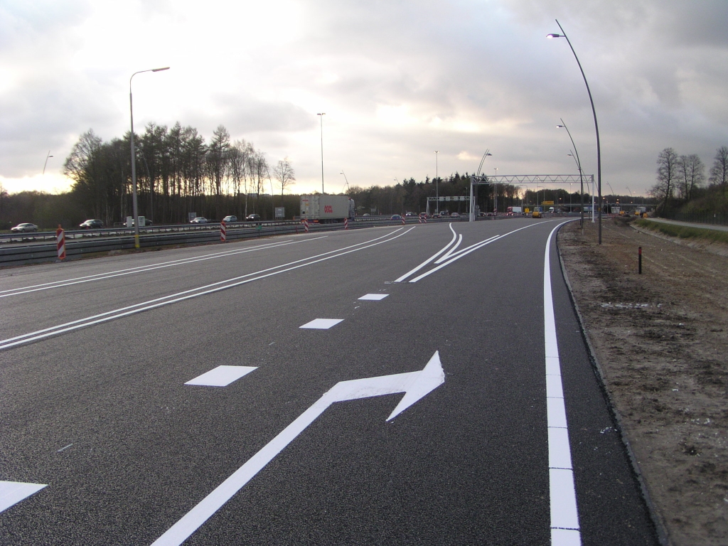 p4030024.jpg - Op geruime afstand van de aansluiting Airport buigt het nieuwe stukje parallelbaan al weer terug naar de oude hoofdrijbaan, maar de uitvoeger kan gewoon rechtdoor gaan.