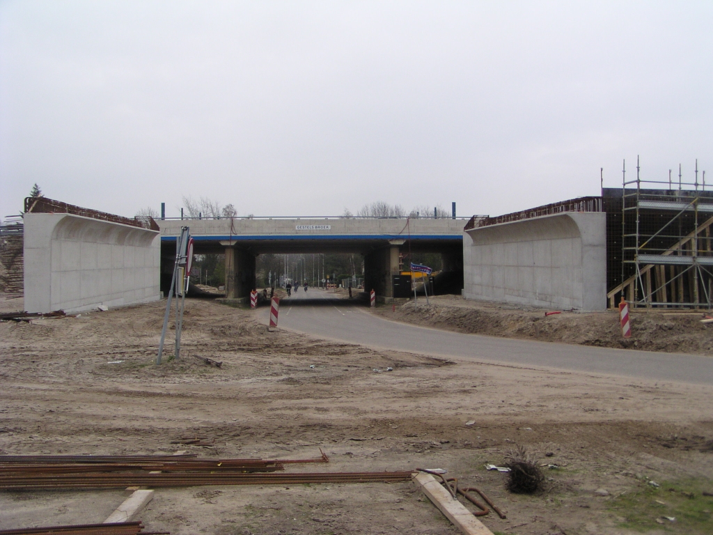 p4040012.jpg - KW 17 (Ulenpas) is ook al aardig op weg naar het liggermoment. De vorm van het kunstwerk is gelijk aan  KW 29 (Gestelsestraat) , maar de overspanning is 4 meter langer.