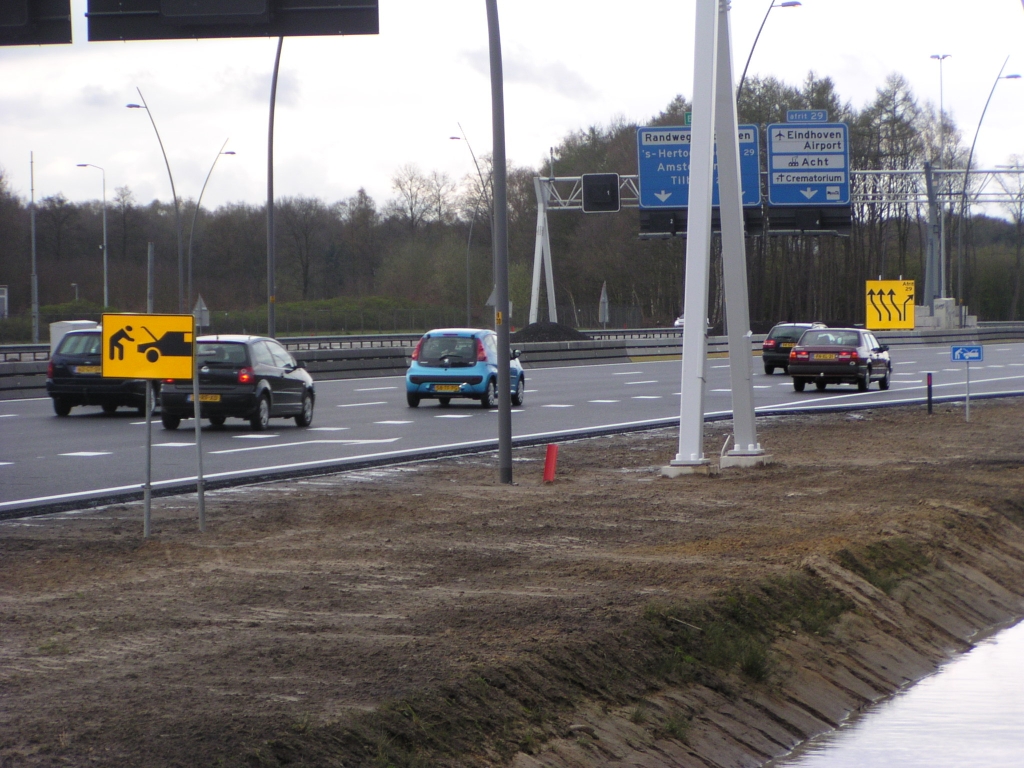 p4050009.jpg - Toch maar een forser model pechhavenbord erbij gezet voor het geval die kleine niet opvalt.