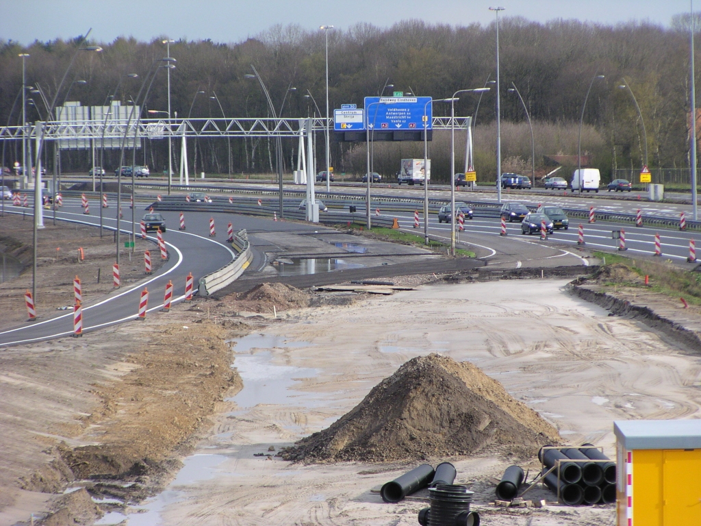 p4050014.jpg - Een gevolg van de openstelling afgelopen nacht van het stukje parallelbaan oost tussen de aansluitingen Strijp en Airport is dat de uitvoeger hier nu op zijn definitieve plek ligt. Geheel rechts zien we nog een stompje van de oorspronkelijke uitvoeger, en daartussen de tijdelijke oversteek over de parallelbaan, die ongeveer 7 weken in gebruik is geweest.