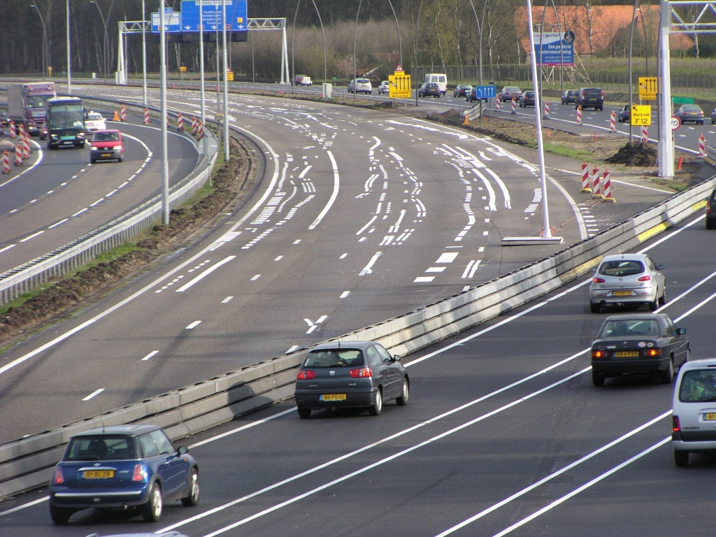 p4050015.jpg - Op de sinds drie weken verlaten hoofdrijbaan west tussen de aansluiting Airport en de onderdoorgang Welschapsedijk heeft een chauffeur van een belijningsvoertuig rijexamen gedaan.