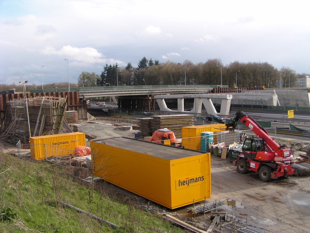 p4050019.jpg - Middensteun, landhoofd en tussensteun zijn gereed in KW 9, zodat er liggers geplaatst kunnen worden. Dit is gepland voor 14 en 15 april, met 9 politiestops per dag/nacht op de A2 Re. De A2 Li is begin mei aan de beurt.