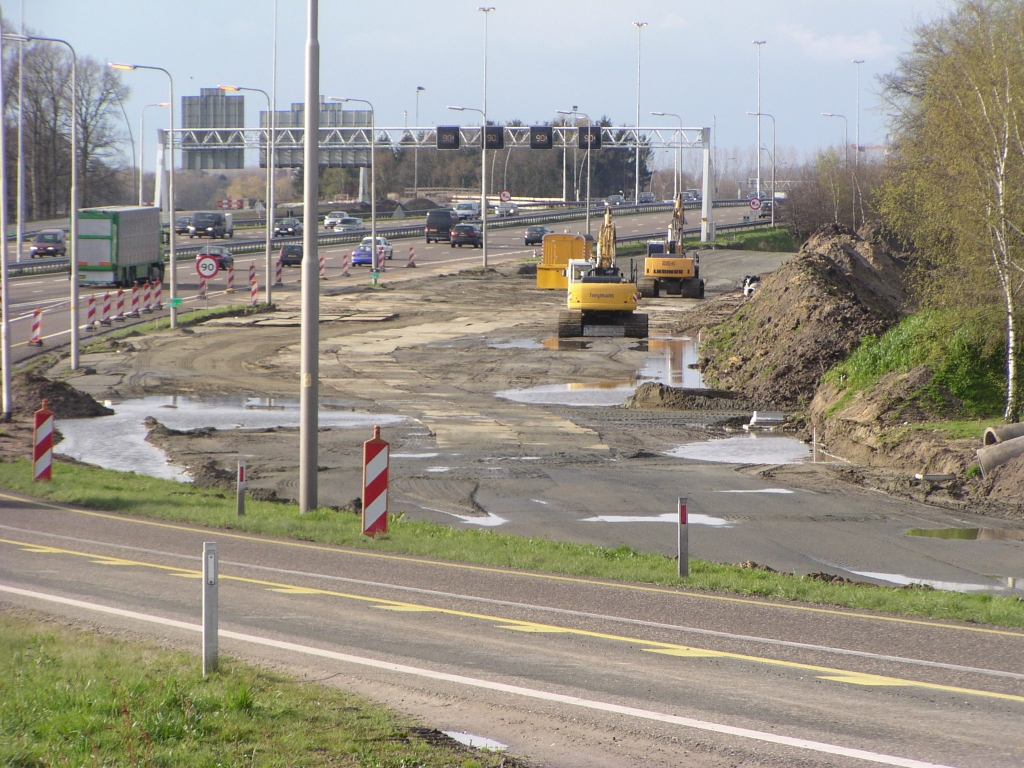 p4050023.jpg - Grondwerken parallelbaan oost vanaf de aansluiting Airport, die vanaf dit punt terugtapert naar de hoofdrijbaan, en aan de rechterzijde ingeklemd tegen het crematorium.