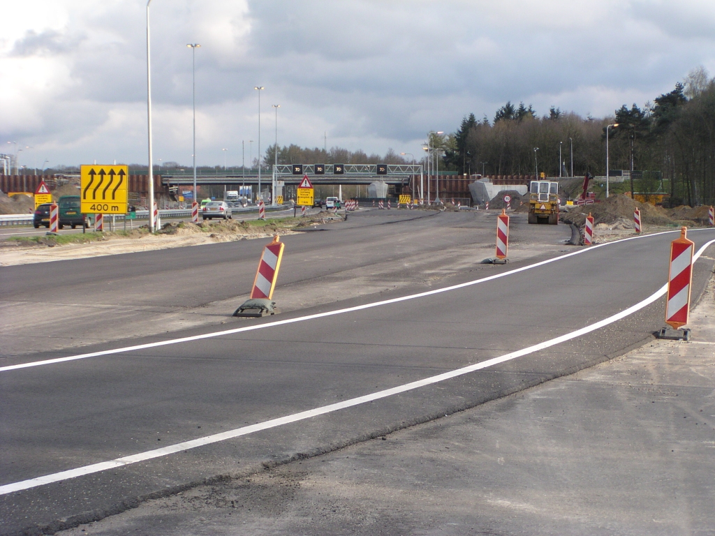 p4050032.jpg - Op de parallelbaan west ondertussen, waar de bestaande uitvoeger naar Airport reeds overheen is gelegd, zien we oversteekasfalt in aanleg terug de hoofdrijbaan op. In juni moet de parallelbaan west tussen kp. Batadorp en dit punt opengaan.  week 200804 