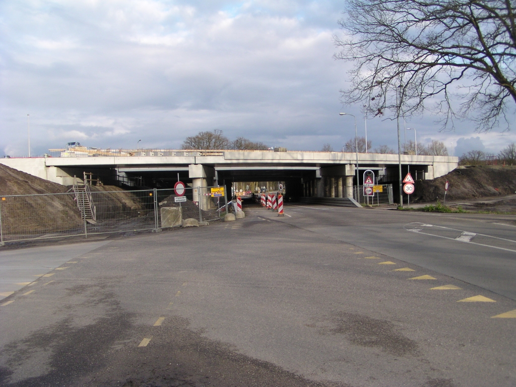 p4050039.jpg - KW 8 (Oirschotsedijk) met gedeeltelijk aangebrachte zijschotten. Hopelijk blijft de grindtegel-look sierrand zoals op de bestaande viaducten achteraan nu eens achterwege.