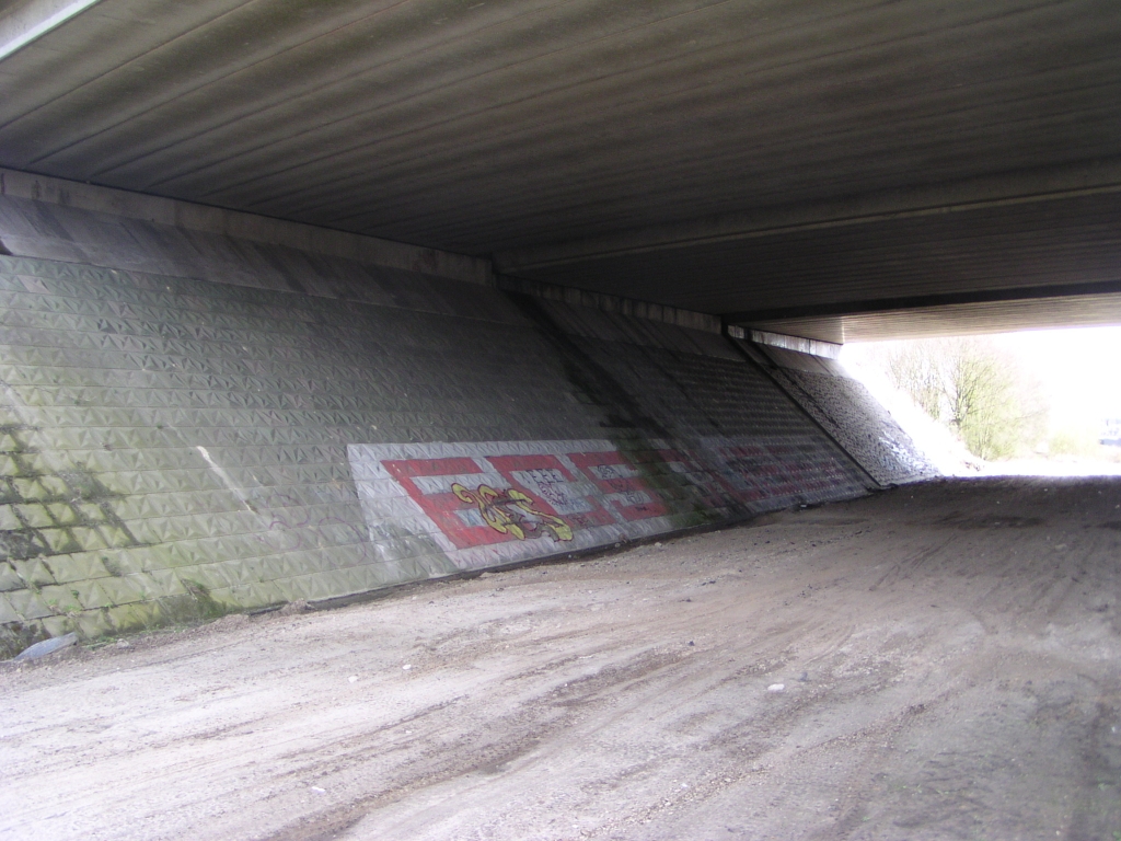 p4060088.jpg - Via een omweg belanden we aan de noordoost zijde van KW 3. Het bestaat uit drie viaducten. Vooraan de A58 Re, met enkele wisselstrook met de A2 Re. In het midden de A58 Li en achter de A2 Li.