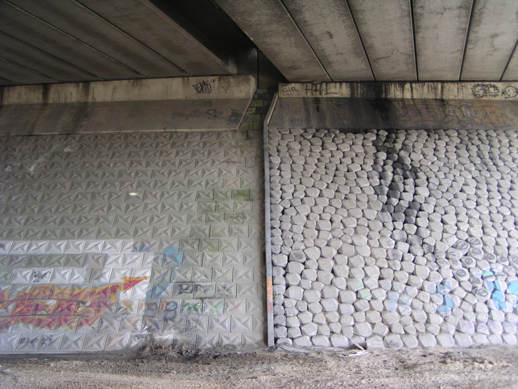 p4060089.jpg - Dezelfde taludbekleding als in kp. Ekkersweijer: links die uit 1974, rechts die uit 1996. We zien nu ook de reden voor de werken aan KW 3: lekkende voegovergangen. Het werk aan KW 3 bestaat dan ook uit het vervangen ervan.