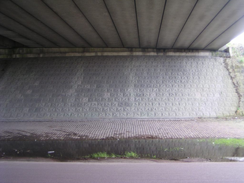 p4060103.jpg - In deze fotoseries nog weinig aandacht voor KW 3, het viaduct over het spoor in de A2/A58 tussen de knooppunten Ekkerswijer en Batadorp. Ter voorbereiding gaan we eerst even kijken in kp. Ekkerswijer. Onder dit A58 viaduct over de Boschdijk, bouwjaar 1974, zien we een typische taludbekleding.