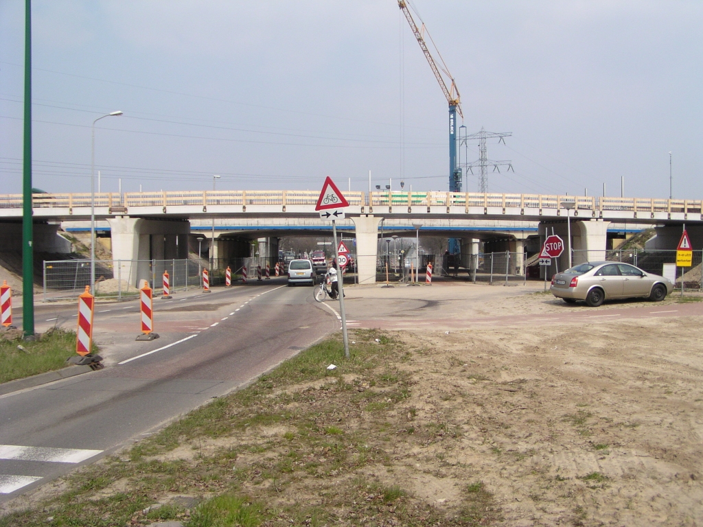 p4100067.jpg - Het ruim 40 jaar oude viaduct met zijn lelijke blauwe bies begint steeds meer te misstaan tussen de nieuwe strakke lijnen. Op de sloop zullen we nog moeten wachten tot september.