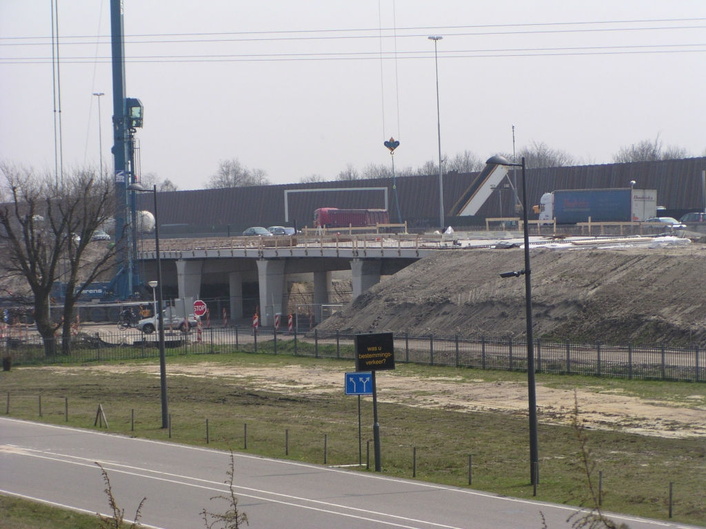 p4100068.jpg - KW 28 gezien vanaf een parkeergarage in de high tech campus. De mobiele hijskraan is bezig met het inhijsen van zijschotten.