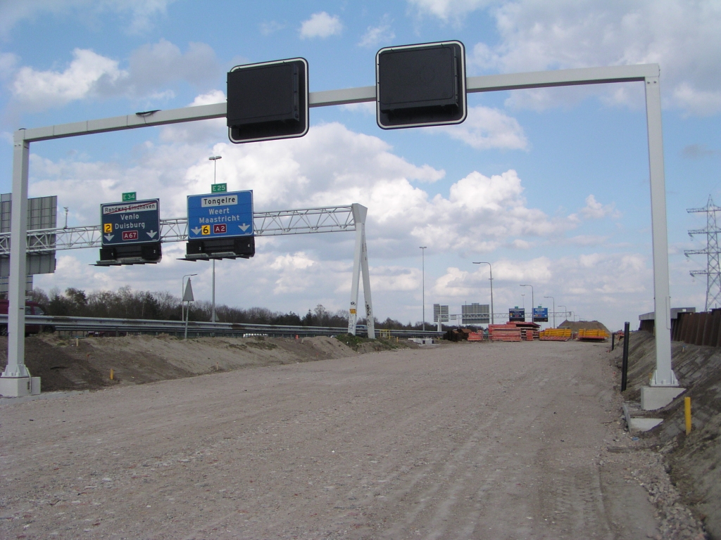 p4120137.jpg - Op een aantal I-portalen op de parallelwegen aan de "zuidas" zijn matrixborden opgehangen. Deze staat iets ten westen van de onderdoorgang Roostenlaan.