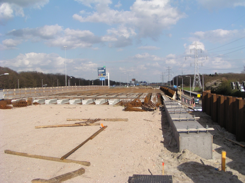 p4120143.jpg - Het zuidelijk viaduct is nog niet zo ver. Wel al een fundering voor bijvoorbeeld een transparant geluidsscherm.