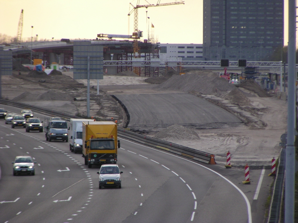 p4120150.jpg - Het nieuwe stukje hoofdrijbaan zuid in kp. de Hogt. Ondanks het in de weg staande mastbord is te zien dat bovenaan de A67 vanuit Antwerpen, over 1 rijstrook, hier samenkomt met de hoofdrijbaan, vanwaar het verder gaat met drie rijstroken. Het rechtse stuk van het zandbed buigt flauw af naar rechts, richting KW 24B over de Dommel. Het eveneens nieuwe signaleringsportaal laat goed de rijstrookverdeling zien op dit punt.