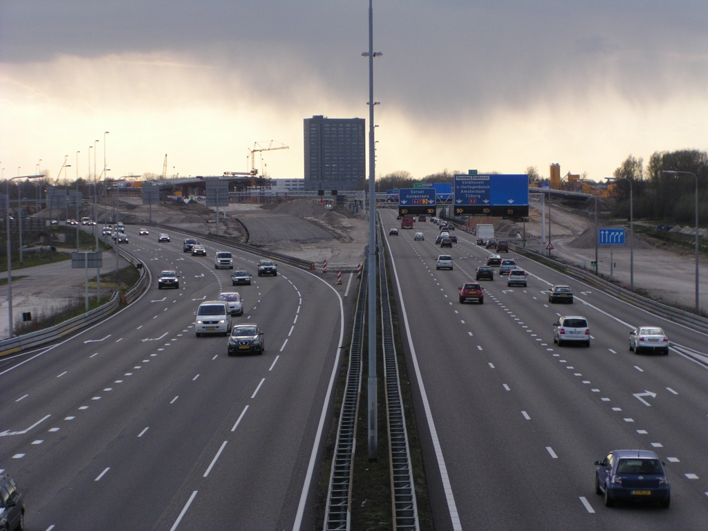 p4120151.jpg - Kp. de Hogt vanuit het oosten met geheel links al wat asfalt voor de zuidelijke parallelbaan, waar de verlegde "1987" boog overheen is gelegd. In het midden een nieuw stuk hoofdrijbaan. Geheel rechts nog geen asfalt voor de noordelijke parallelbaan, die toch in mei al moet opengaan.