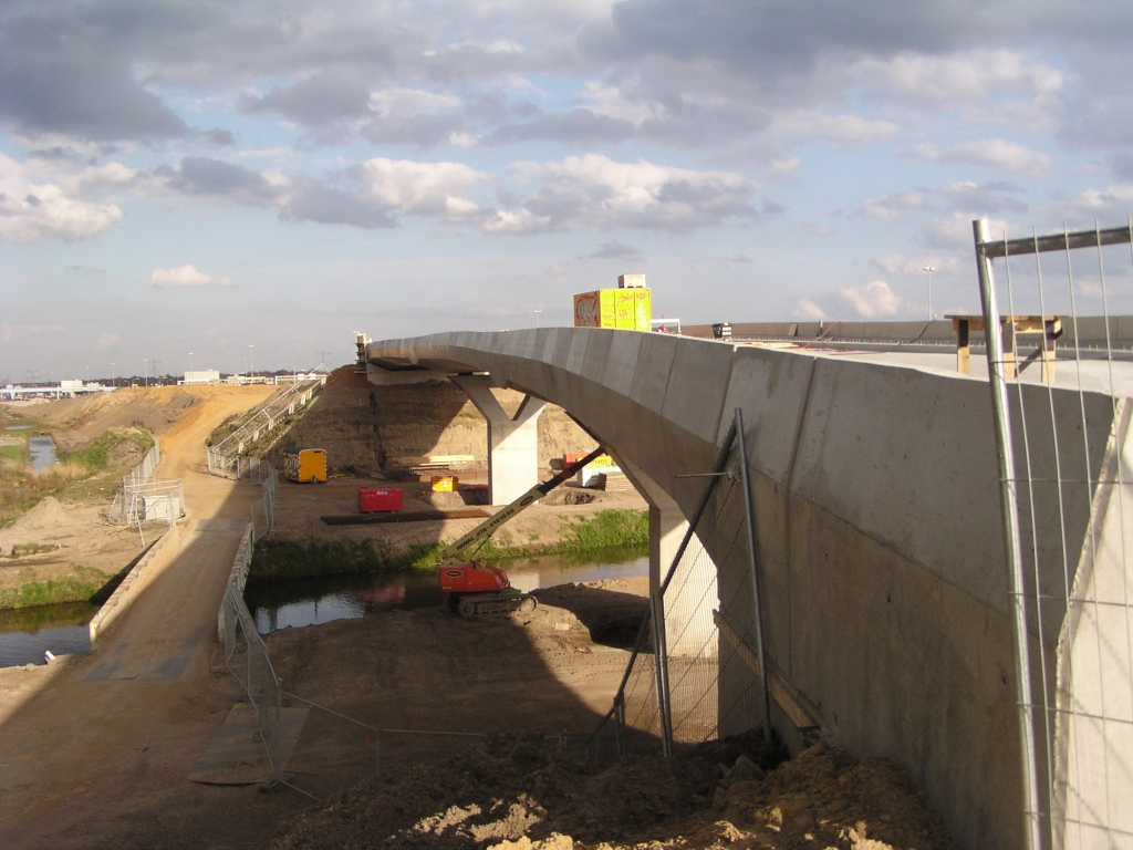 p4120157.jpg - Een beetje jammer toch van die opleggingen tussen V-pilaren en bovenbouw die de strakke lijnen enigzins verstoren. Maar als leek kunnen we niets zinnigs zeggen of een integraalbrug hier ueberhaupt mogelijk was geweest.