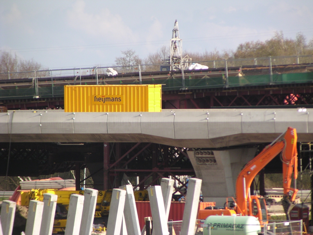 p4120159.jpg - Ingezoomd op KW 26 ontwaren we deze pukkeltjes. Zou hier een lichtspektakel in aanbouw zijn?