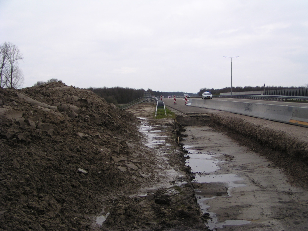 p4130021.jpg - Aan de zuidzijde van de brug lijkt een begin te zijn gemaakt met grondwerken voor de de zich vanaf dit punt uit-taperende afrit naar Ekkersrijt.