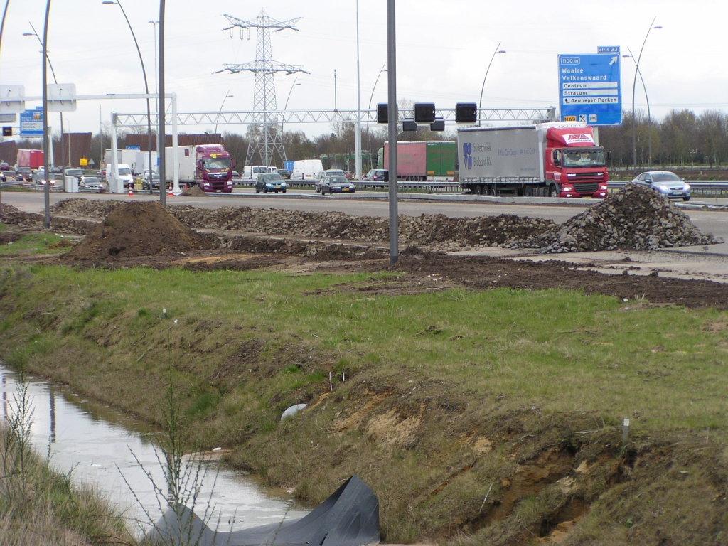 p4150006.jpg - De nog maar pas ingegraven keien in de berm van de parallelbaan bij de high tech campus zijn weer plaatselijk verwijderd...  week 200815 