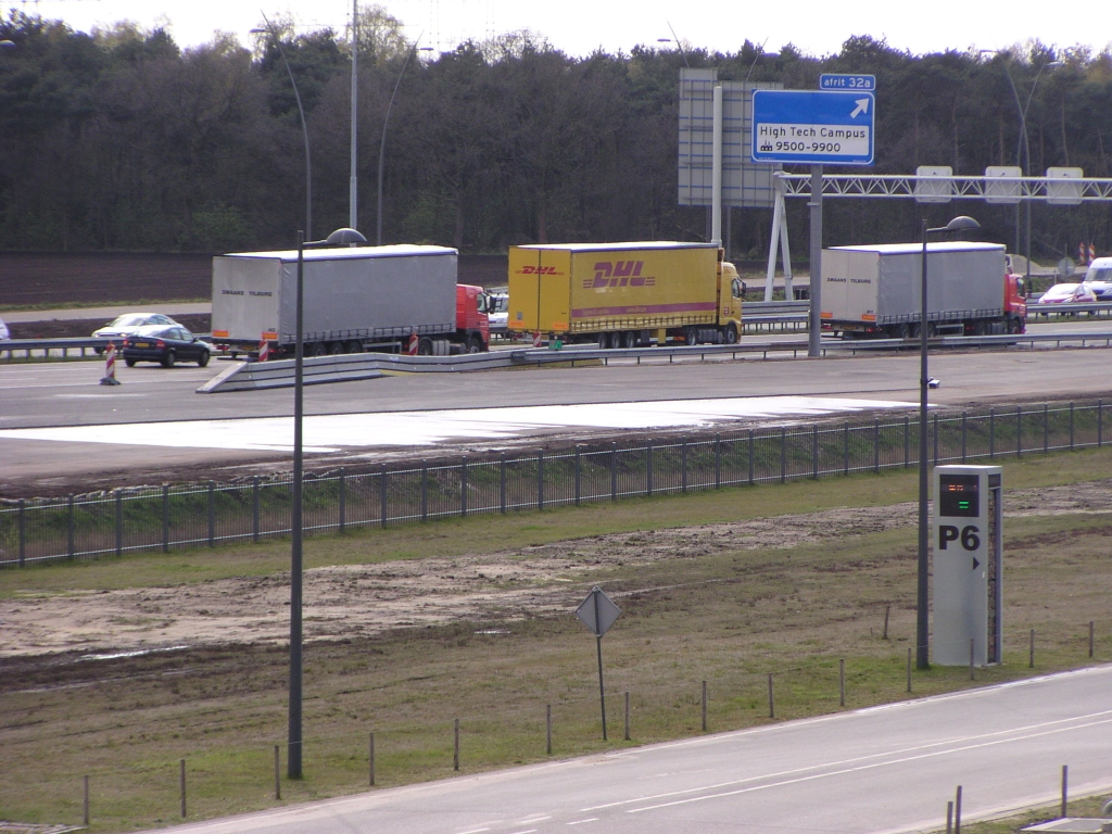 p4150009.jpg - Na een flinke regenbui staat er een plas water op de parallelbaan, maar de plaatselijkheid ervan noopt tot nader onderzoek.