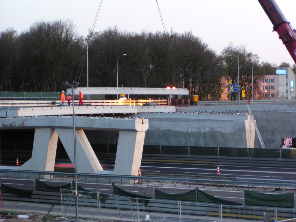 p4150021.jpg - Vervolgens is het de ligger tot enkele meters boven zijn uiteindelijke plek neerhangen. Dit gebeurt met rijdend verkeer op de A2 eronder.