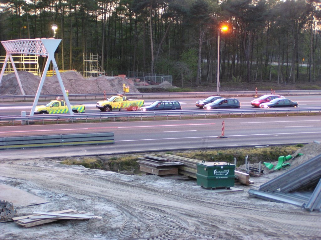 p4150025.jpg - Pas als het plaatsmoment nadert wordt het verkeer op de A2-rechts stilgezet met een politiestop. De rijbaan is tevens versmald naar 2 rijstroken met pionnen. De toerit vanaf Airport in de richting Maastricht, die ook onder de nieuw te plaatsen liggers loopt, is de hele avond en nacht afgesloten en doet dienst als aanvoerweg voor de liggers vanuit Son.