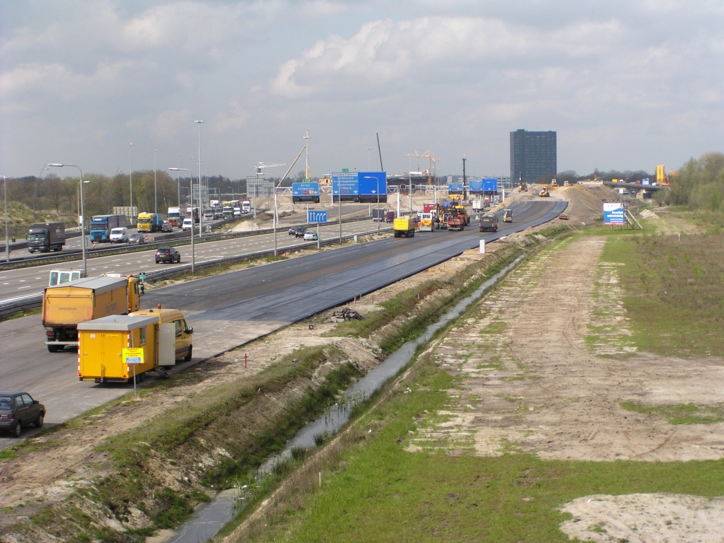 p4170048.jpg - Asfaltering van de parallelbaan noord tussen KW 27 (high tech campus) en KW 22 in kp. de Hogt. In eerste instantie wordt het hier 3 stroken breed plus een linkse uitvoeger naar de A67 richting Antwerpen, in de uiteindelijke situatie twee rijstroken en uitvoeger. Ook hier vraagt men zich af wat er met het teveel aan asfaltbreedte gaat gebeuren.