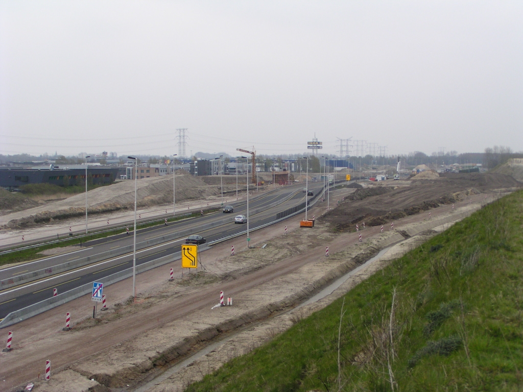 p4190066.jpg - Overzicht van de aansluiting Ekkersrijt vanuit westelijke richting. Toerit links was al aardig op hoogte en nu is er ook wat zichtbaar van een afrit ter rechterzijde. De afrit is niet alleen voor het bedrijventerrein Ekkersrijt, maar ook voor de verderop gelegen aansluiting Eindhoven-Noord. De verhoogd liggende rotonde wordt daartoe voorzien van een bypass die leidt naar een soort parallelbanensysteempje.  week 200806 