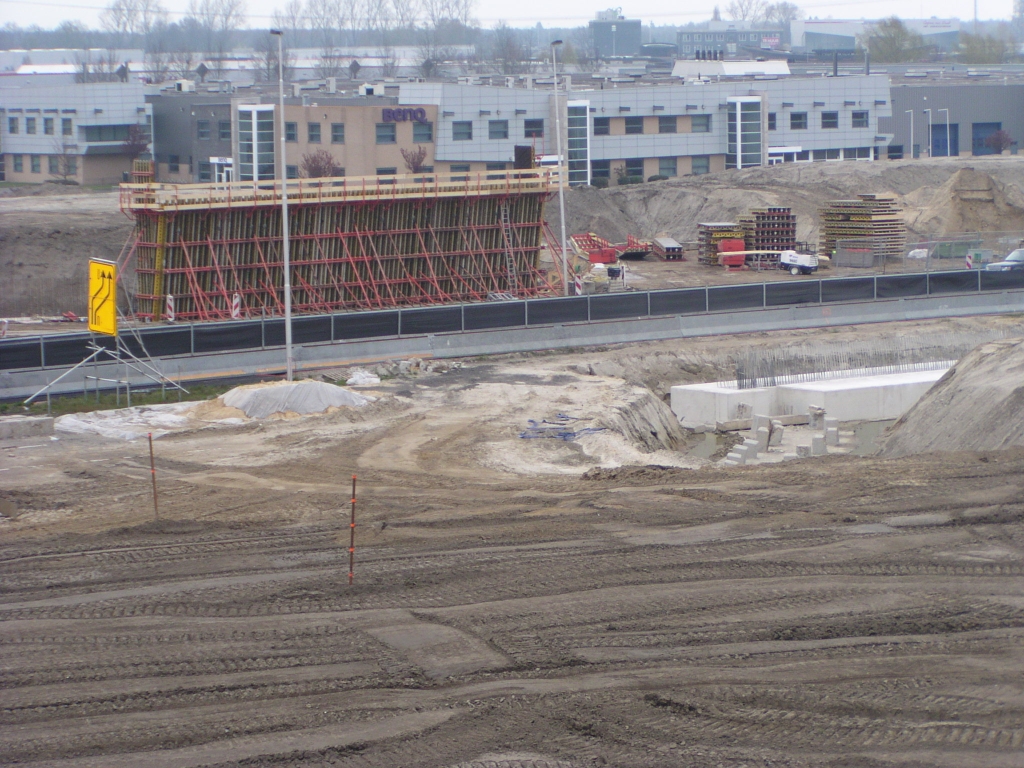 p4190069.jpg - Identieke zware fundering voor landhoofd nu ook aan de zuidkant gestort. Het moet toch wel een uniek model aansluiting worden met die half in beton gevangen verhoogde rotondes.