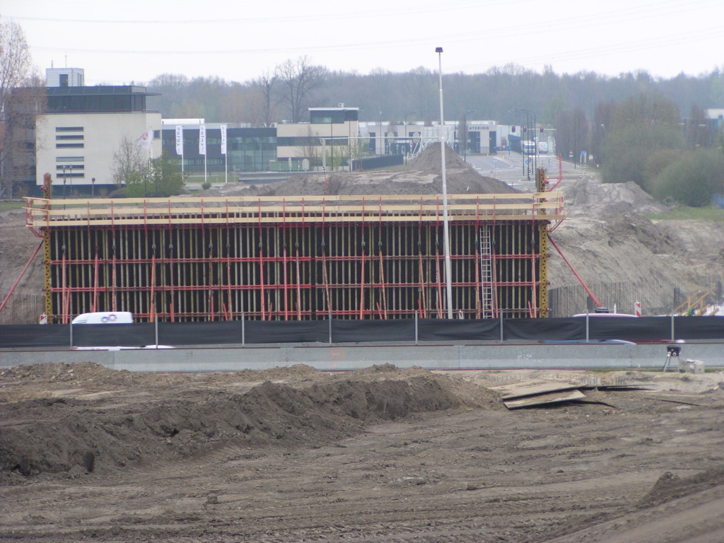 p4190070.jpg - Zicht haaks op het noordelijk landhoofd. Het talud richting OWN in het bedrijventerrein Ekkersrijt moet enigzins naar het oosten afbuigen om aan te sluiten op nieuwe weg rechtsboven.