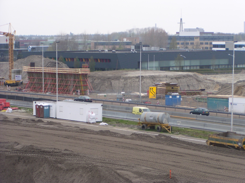 p4190071.jpg - Die grondterp voor de verhoogd liggende rotonde wordt dus dalijk aangevuld met zand zodat-ie over een hoek van 180 graden strak tegen de betonnen omhulling aanligt.