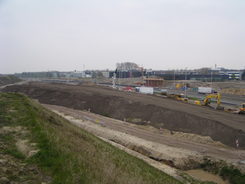 p4190074.jpg - Toerit naar de richting Nijmegen, en tevens parallelbaantje naar de aansluiting Eindhoven-Noord, krijgt vorm.