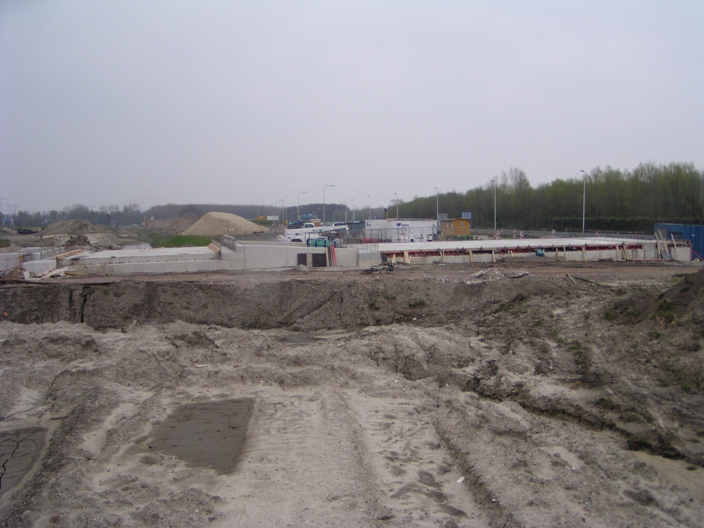 p4190082.jpg - Dwarsprofiel fietstunneloverkluizing met links het parallelbaantje naar de afrit Ekkersrijt en rechts de noordelijke A50 hoofdrijbaan met invoeger vanuit Eindhoven-Noord.