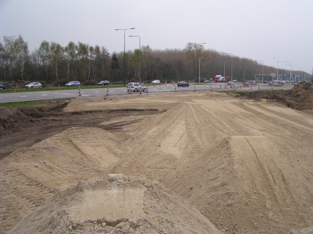 p4190090.jpg - Hier zou de 4+0 A50 bypass dan moeten aansluiten naar de bestaande VRI met de A58, nog steeds volgens ons hypotetisch faseringsplan.