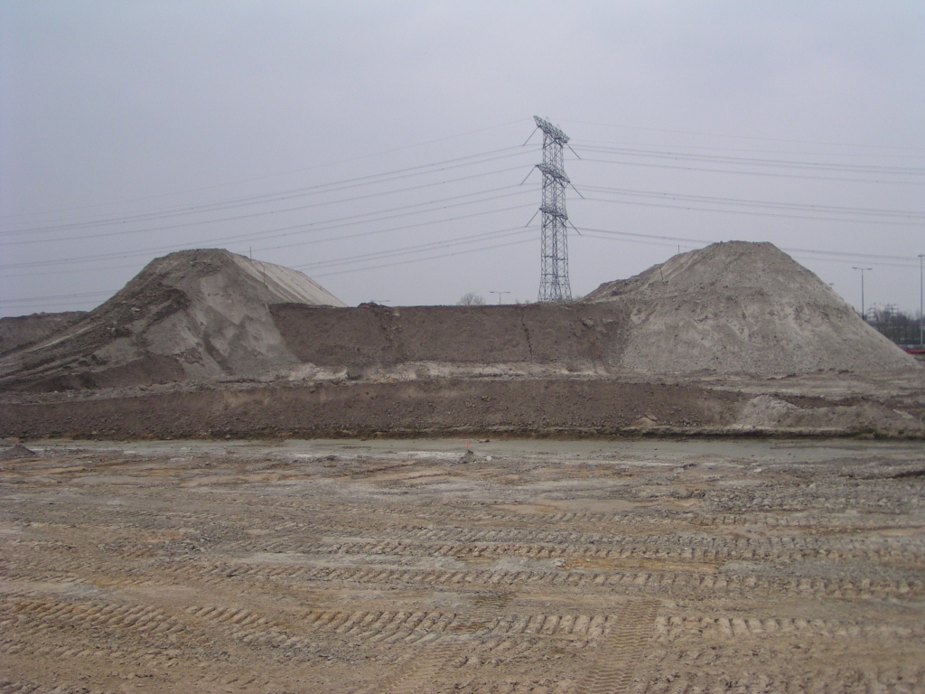 p4190091.jpg - Ook hier iets concreets in wording (denken we): de A50 hoofdrijbaan op niveau 1, geflankeerd door twee terpen op niveau 2 waartussen een kunstwerk kan worden aangebracht voor het verkeer vanuit Eindhoven noord in de richting Tilburg.