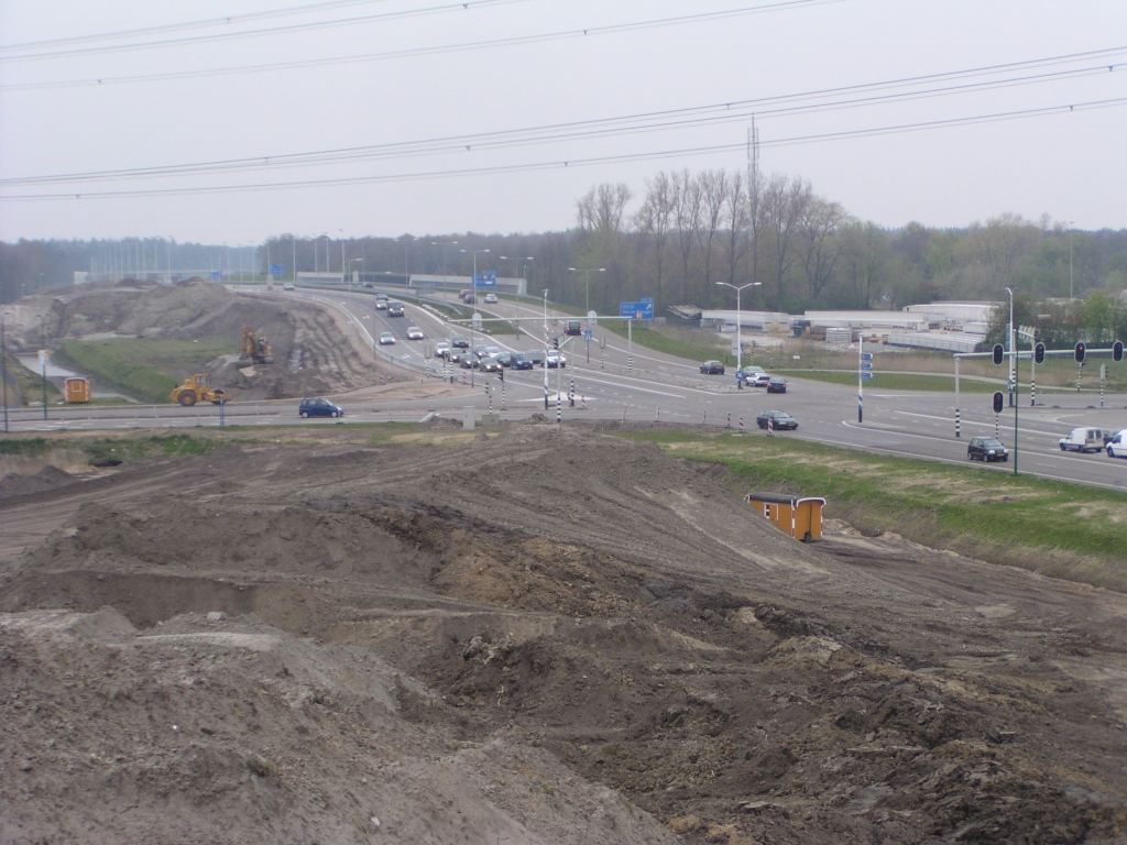 p4190097.jpg - De zojuist verzonnen fasering lijkt eigenlijk wel logisch. Daar bij die terassen wordt het talud verbreed, zodat er een tijdelijke 4+0 A50 omlegging kan worden gerealiseerd. De kruising met Ekkersrijt 6000 kan dan naar links worden verschoven, zodat er ruimte beschikbaar komt voor het bouwen van een nieuw kunstwerk over Ekkersrijt 6000 heen.