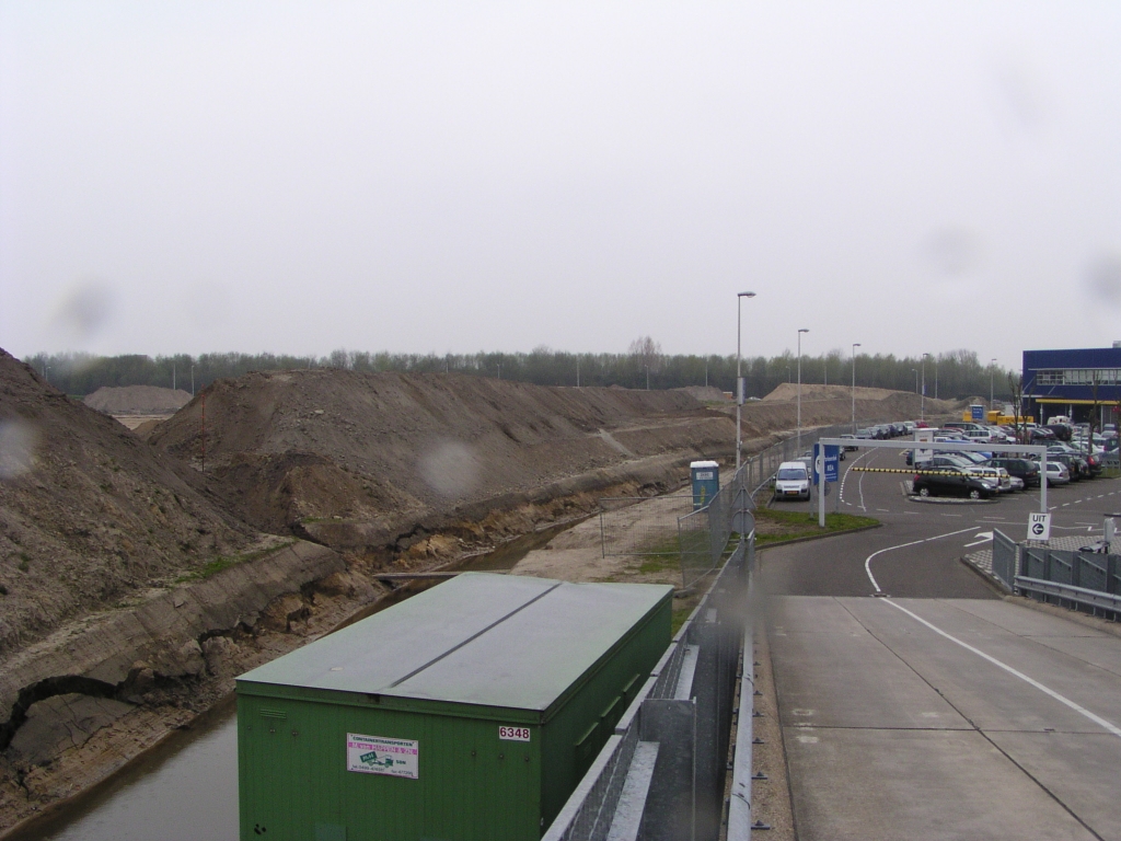 p4190100.jpg - Zandlichaam in wording  zou  het talud van niveau 2 terug naar niveau 0 kunnen worden voor verkeer vanuit de richting Eindhoven noord, maar de verbindingsweg A50 noord richting afrit Ekkersrijt moet er ook nog tussen gepropt. Dan zou die bermsloot tijdelijk zijn.  week 200812 