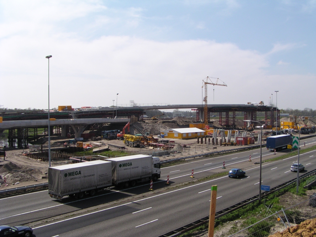 p4200017.jpg - Het verwijderen van bekisting en ondersteuning van KW 19 gaat gestaag verder. Het ziet er eigenlijk wel een beetje "eng" uit, zo'n lange overspanning met tamelijk dun beton. Misschien moet men er een aantal vrachtwagens geladen met zand op parkeren, zodat het publiek kan zien dat het echt wel stevig genoeg is allemaal.