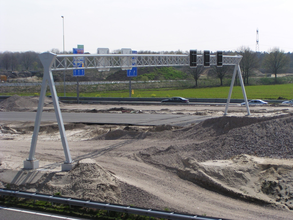 p4200022.jpg - Al in vroeg stadium aangebracht signaleringsportaal voor de hoofdrijbanen kp. de Hogt oost. De A2 links bestaat hier nog slechts uit werkverkeerbanen.