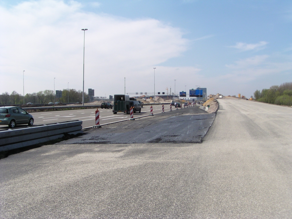 p4200031.jpg - Misschien dat op het moment van omzetting van het verkeer van oude hoofdrijbaan naar parallelbaan deze linkse uitvoeger even zal aansluiten op de bestaande A67 links naar Antwerpen...