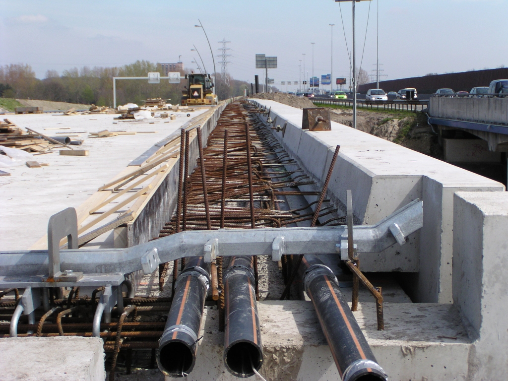 p4200056.jpg - Ook zijschotten aangebracht, maar nog niet met beton verbonden met het brugdek. Bekisting voor deze "lijmlaag" al wel aanwezig.