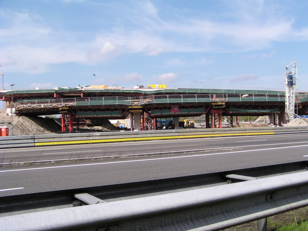 p4200072.jpg - KW 25, waarover men dadelijk op de parallelbaan zuid invoegt vanuit Antwerpen, hoeft qua fasering pas klaar te zijn in September (denken we), zodat pas dan de verlegde 1987 boog op de voorgrond kan worden gesloopt.